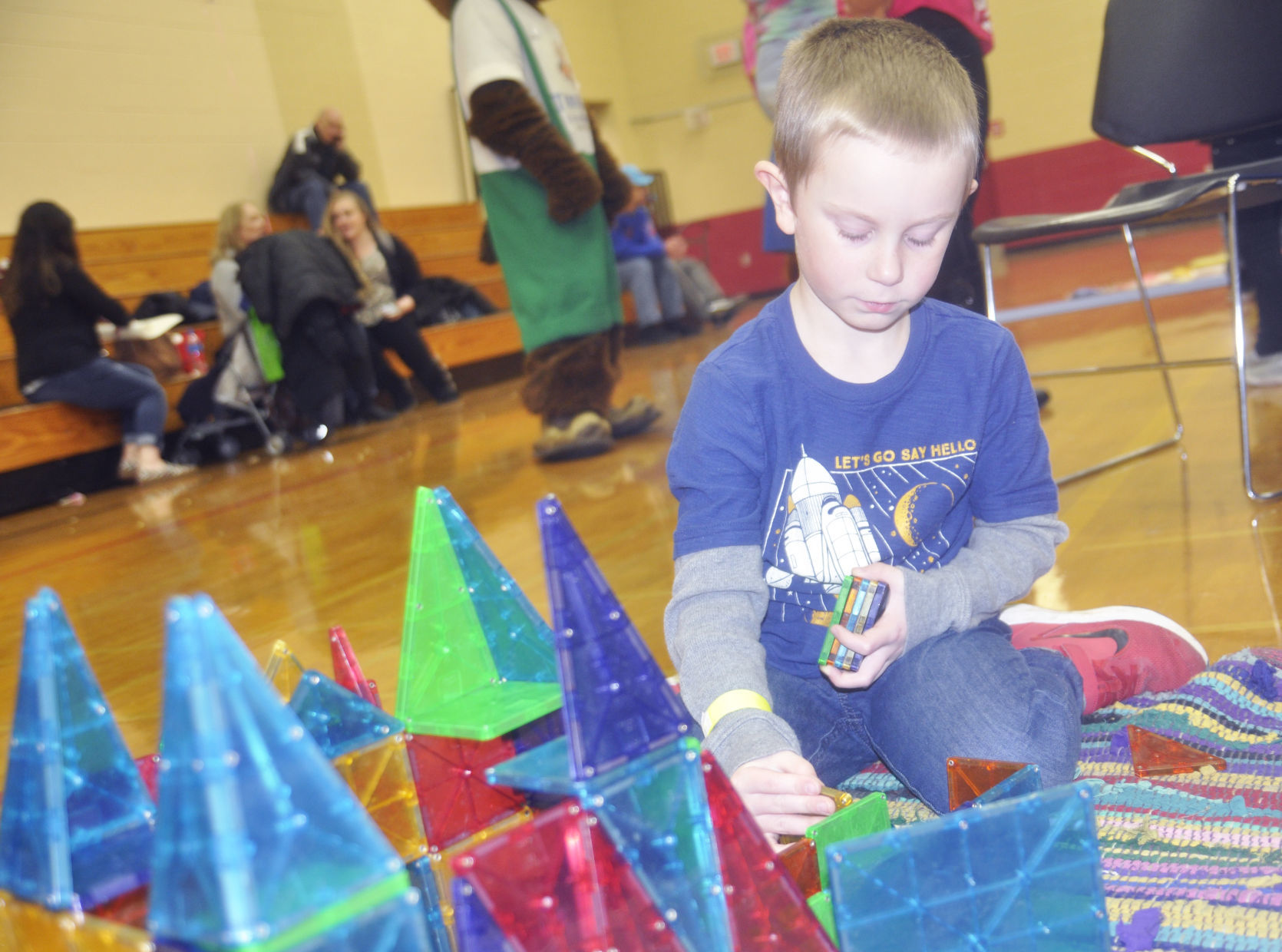 Kids Expo - boy builds castle